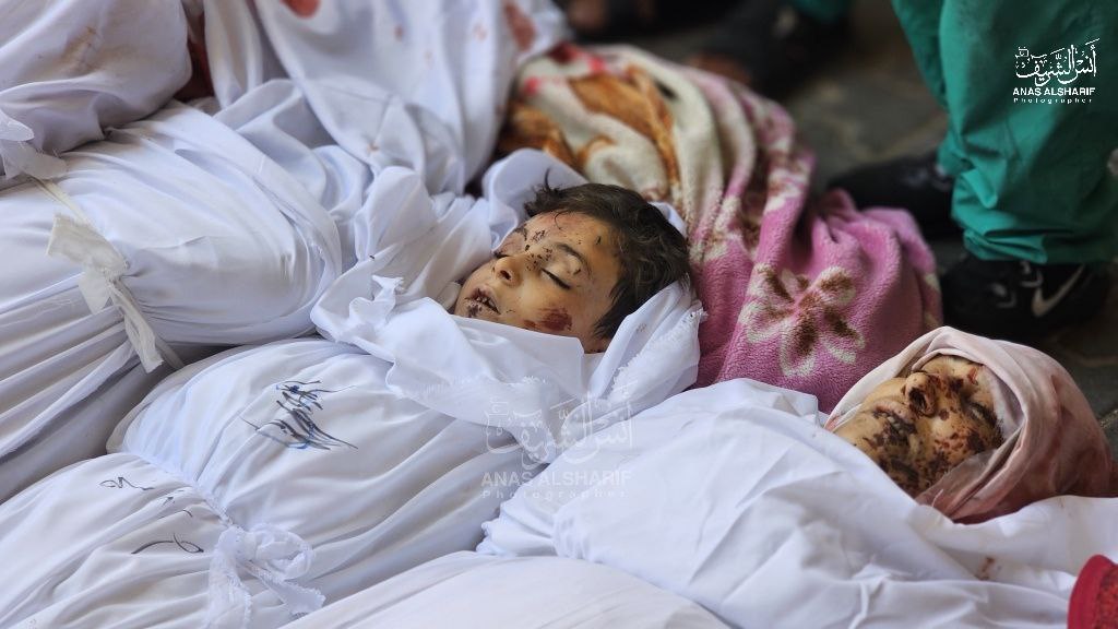نساء وأطفال شهداء فجر اليوم بفعل المجازر الصهيونية في مخيم جباليا شمال غزة جراء العدوان المتواصل لليوم ال13 على التوالي